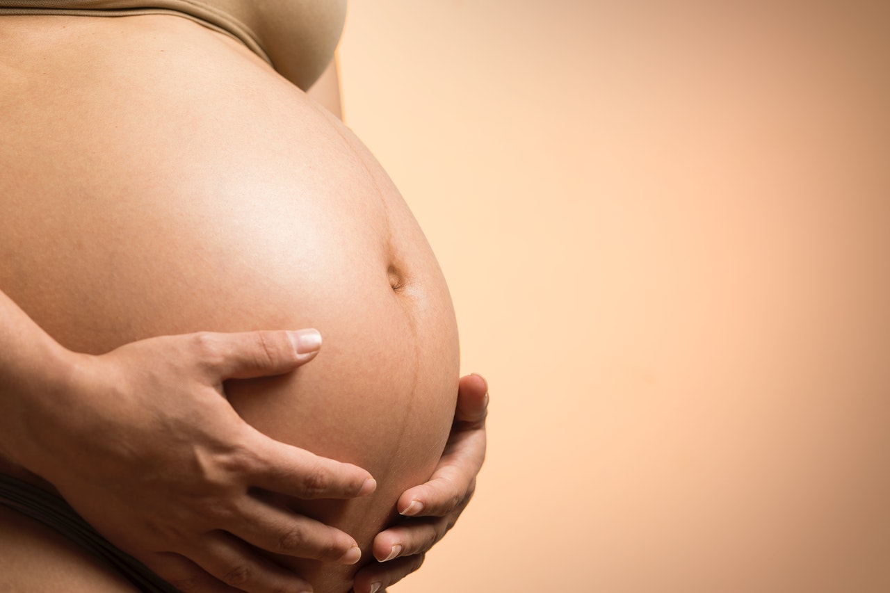 mujer embarazado previo a biopsia corial
