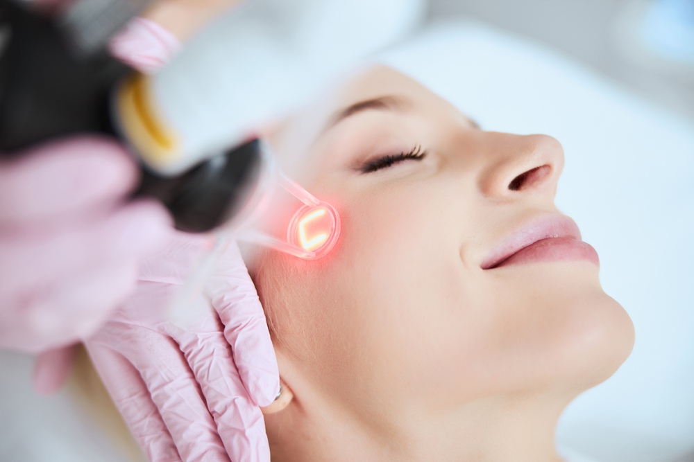 Close,Up,Portrait,Of,A,Young,Woman,Patient,Receiving,A tratamiento laser co2 fraccionado para eliminar verrugas